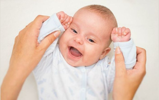 trò chơi cho trẻ 3 tháng tuổi thông minh